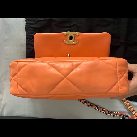 CHANEL 19 HANDBAG Lambskin, Gold-Tone, Silver-Tone&Ruthenium-Finish Metal CORAL - Picture 5 of 13